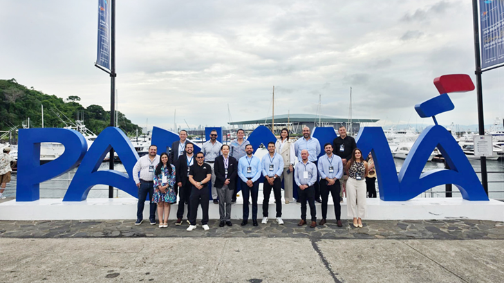 Participantes do LATAM BIO Tech Seminar posam juntos em frente a letreiro do Panamá