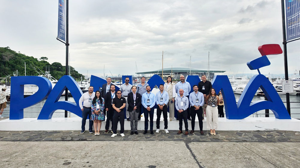 Participantes do LATAM BIO Tech Seminar posam juntos em frente a letreiro do Panamá