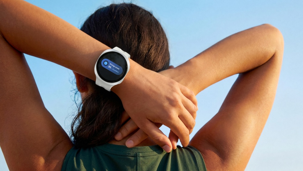 Uma mulher com as mãos apoiadas na nuca. No pulso esquerdo, ela usa um relógio Samsung Galaxy Watch9.