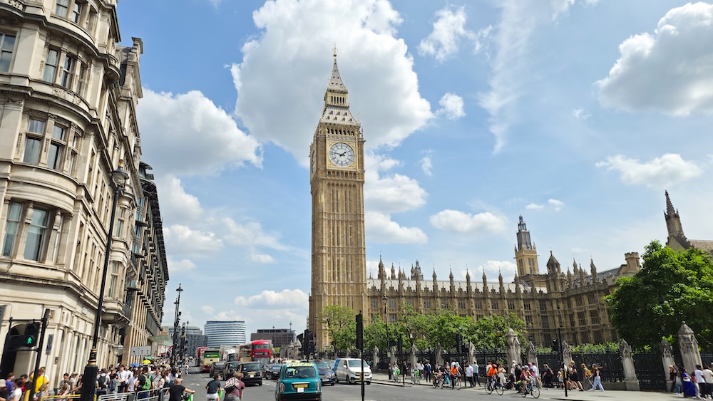 Strassenansicht vom Big Ben und dem Palace of Westminster in London bei Tageslicht, fotografiert mit dem Galaxy Z Fold8 Ultra.