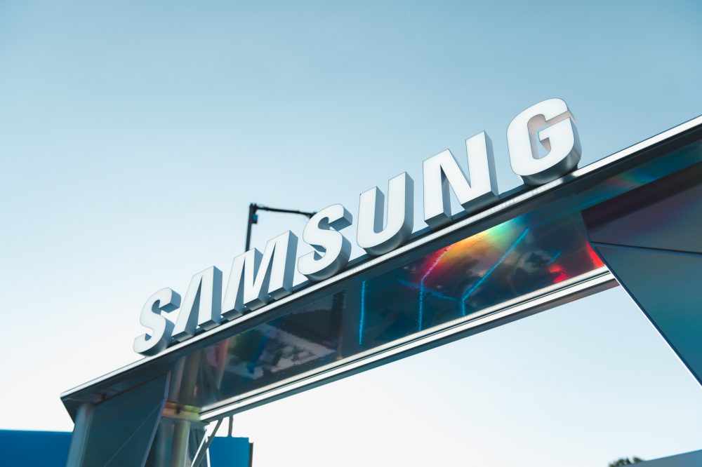 Pantalla de un Samsung Galaxy Book6 dividida para comparar una visualización convencional con reflejos frente a la tecnología antirreflejos.