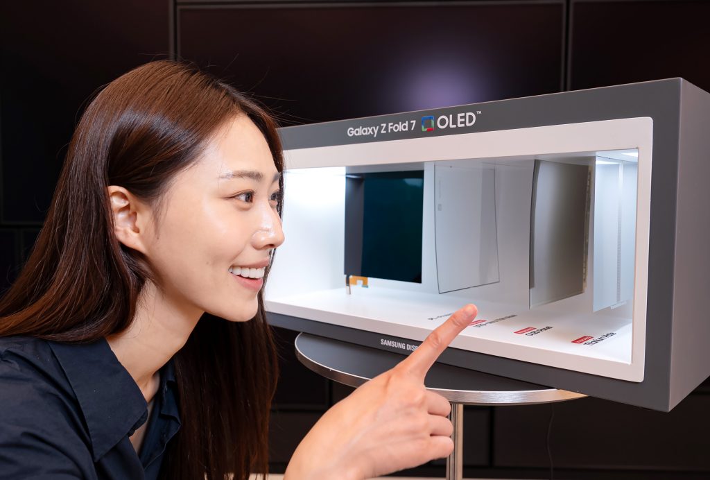 Caja de exhibición que muestra la estructura interna del panel plegable recién mejorado de Samsung Display
