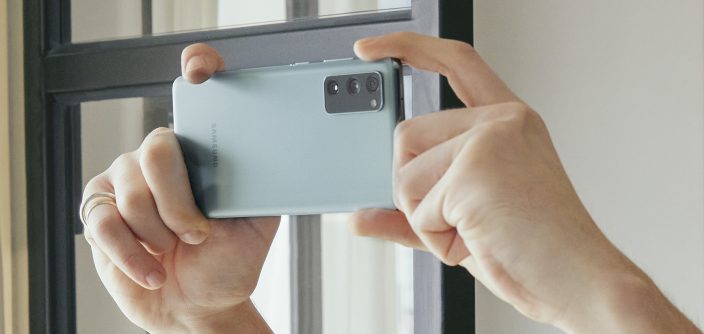 01_galaxys20fe_camera_lifestyle_image.jpg