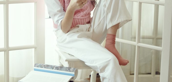 05_galaxys20fe_color_lifestyle_image.jpg