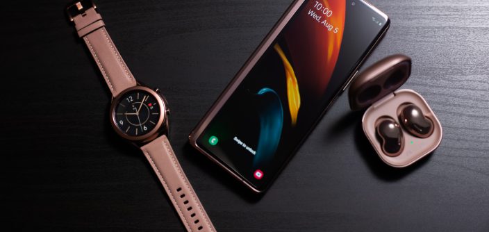06_galaxyzfold2_budslive_watch3_lifestyle_image.jpg