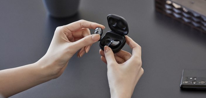 11_galaxybudspro_handson_black_201230061714.jpg