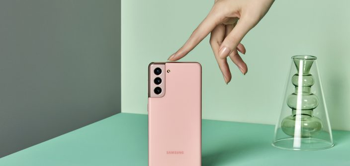 04_galaxys21_lifestyle_pink_hand.jpg