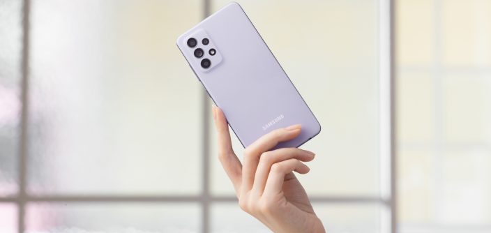 16_galaxya52_handson_violet.jpg