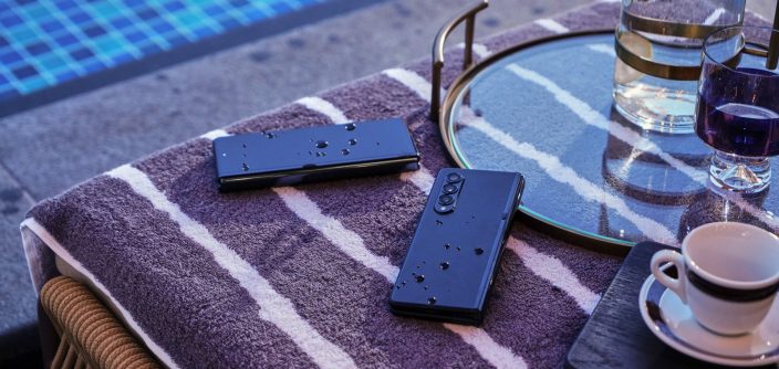 012_lifestyle_galaxyzfold3_5g_phantomblack-1.jpg