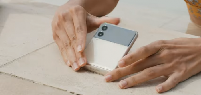 Hands-on-with-Galaxy-Z-Flip3-5G_-Experience-Every-Moment-0-9-screenshot-1-1-e1655217464148.png