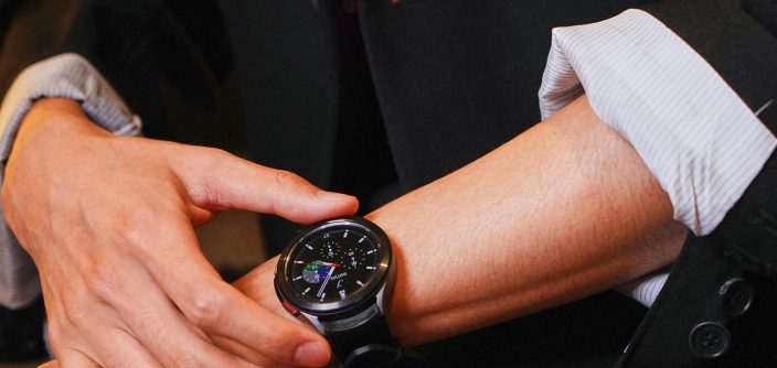 Samsung_lifestyle_galaxywatch4classic_black_H-e1643121237633.jpg