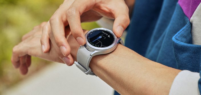 Samsung_lifestyle_galaxywatch4classic_silver_H-e1643121415464.jpg