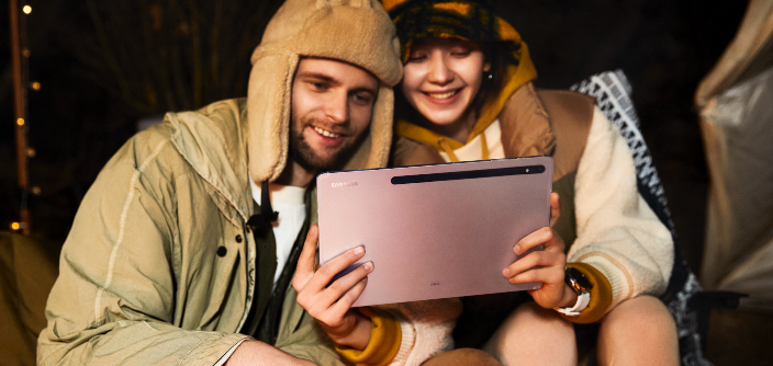 1-003_lifestyle_Tab-S8__Pink-Gold_HI.png