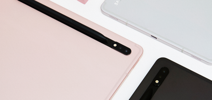 1-011_Family_Tab-S8_Graphite_Tab-S8_Silver_Tab-S8_Pink-Gold_HI.png