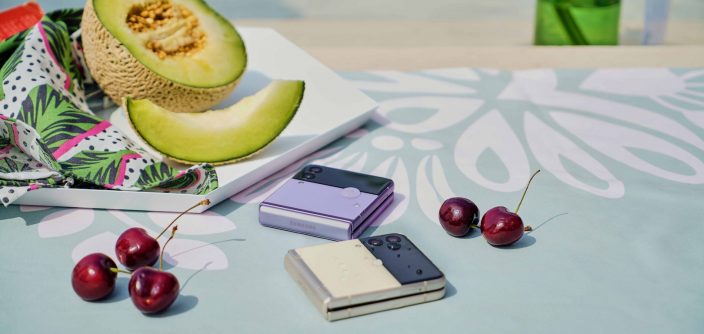 03_05_lifestyle_galaxyzflip3_5g_cream_lavender_H.jpg
