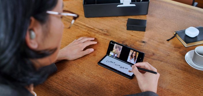 03_07_lifestyle_galaxyzfold3_5g_phantomblack_spen_phantomblack_galaxybuds2_olive_H-e1654529341487.jpg