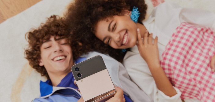 Samsung_lifestyle_galaxy_zflip4_pinkgold_LI-e1663344609249.jpg