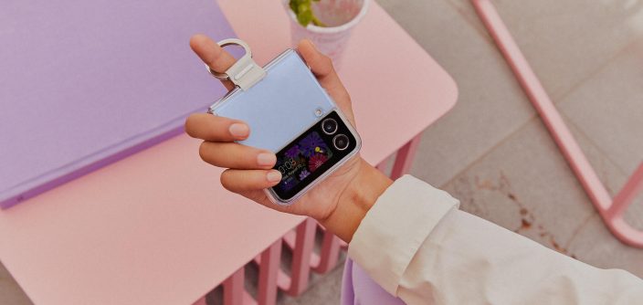 Samsung_lifestyle_galaxy_zflip4_blue_LI-2.jpg