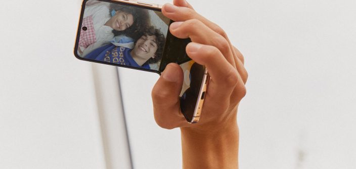Samsung__lifestyle_galaxy_zflip4_pinkgold_LI.jpg