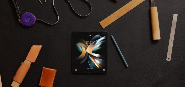 Samsung_lifestyle_galaxy_zfold4_graygreen_spen_LI.jpg