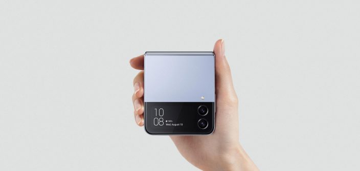 Samsung_hands-on_galaxy_zflip4_blue_LI.jpg