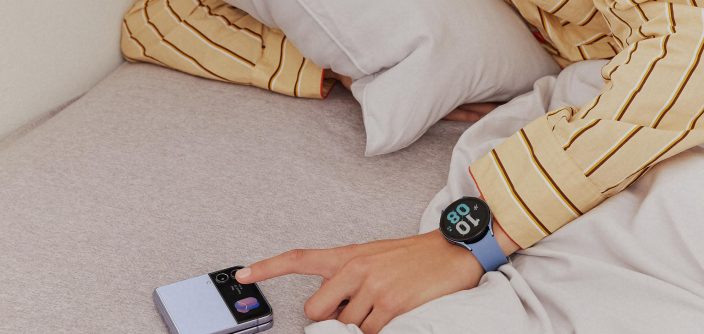 Samsung_lifestyle_galaxy_zflip4_blue_watch5_sapphire_LI.jpg