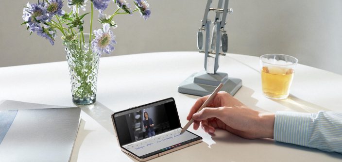 Samsung_hands-on_galaxy_zfold4_beige_spen_LI-1.jpg
