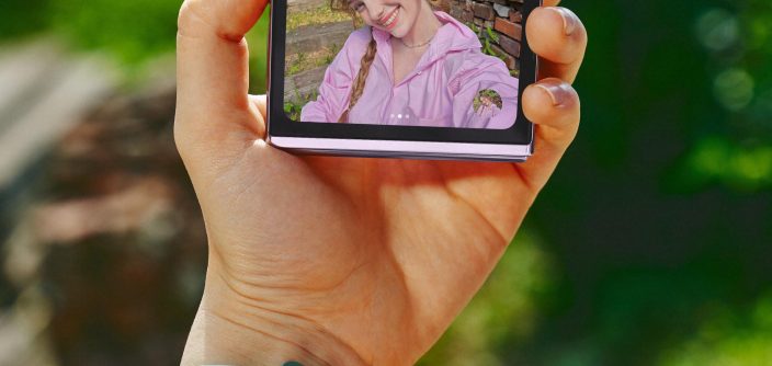 Samsung_Galaxy_flip5W6S_hands-on_lavendersilver_LI.jpg