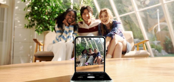 Samsung_Galaxy_flip5_lifestyle_ocean_green_LI.jpg