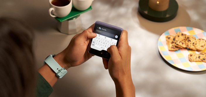 Samsung_Galaxy_flip5_hands-on_lavender_LI-1.jpg