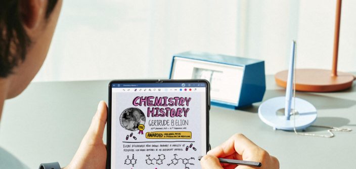 Samsung_Galaxy_fold5_lifestyle_phantom_black_LI-1.jpg