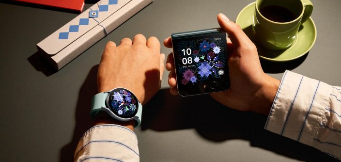 Samsung_Galaxy_flip5W6L_hands-on_ocean_greensilver_LI-1.jpg