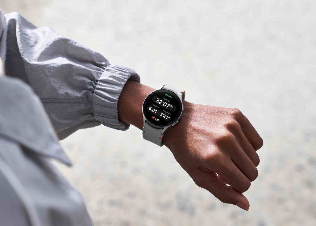 002-handson-galaxy-watch7-silver