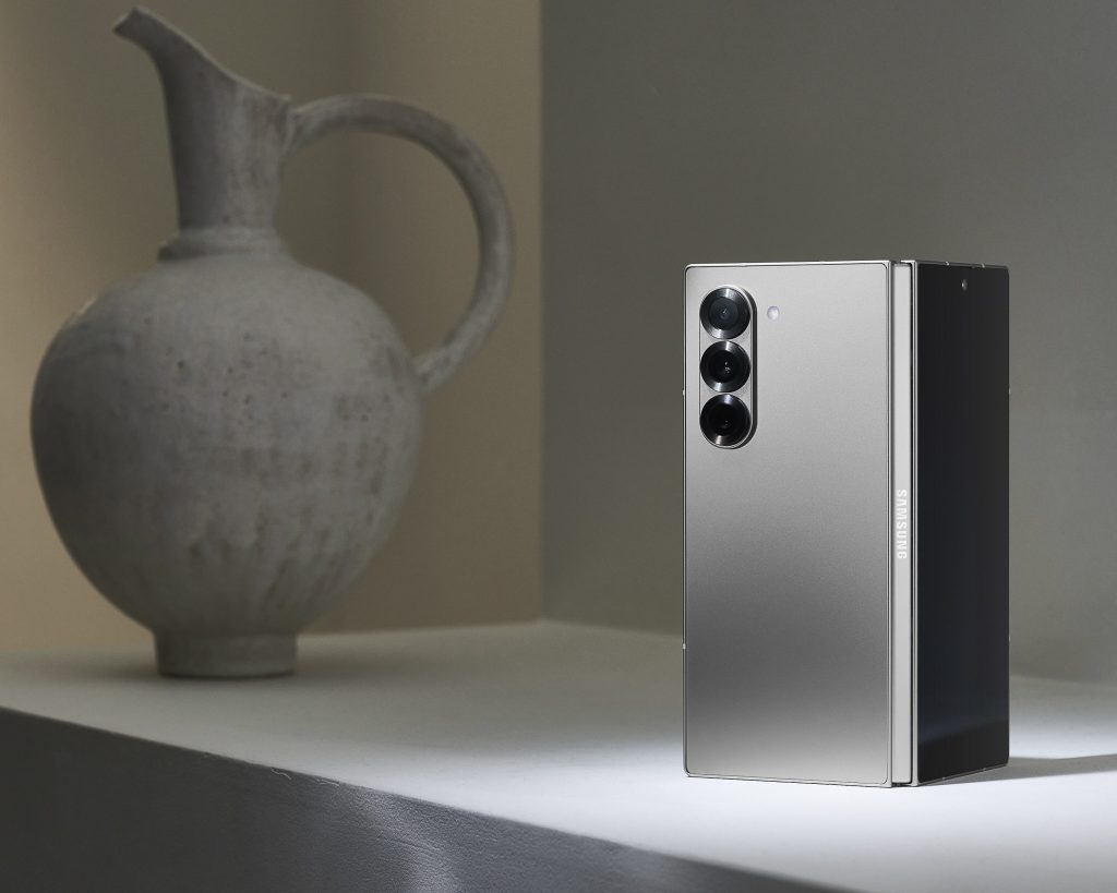 002-product-galaxy-zfold6-silvershadow