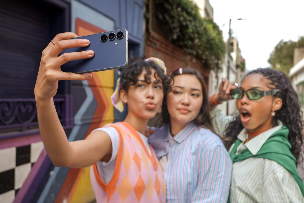 007-galaxy-s25-fe-lifestyle