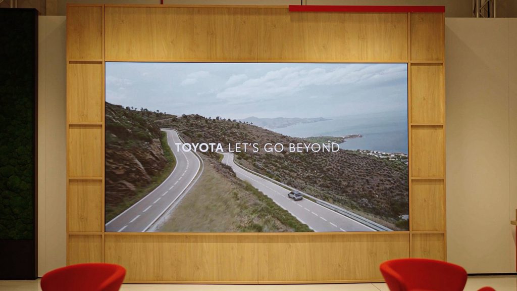 Samsung-TVs-and-Displays-Toyota-Expands-Partnership-Dealerships-Smart-signage-displays_dl3