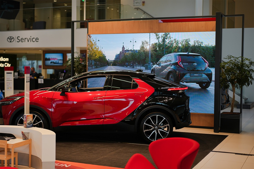 Samsung-TVs-and-Displays-Toyota-Expands-Partnership-Dealerships-Smart-signage-displays_main1