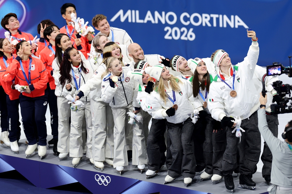 Samsung-Mobile-Milano-Cortina-2026-Galaxy-Z-Flip7-Olympic-Edition-Victory-Selfie-LA28-Games_main1