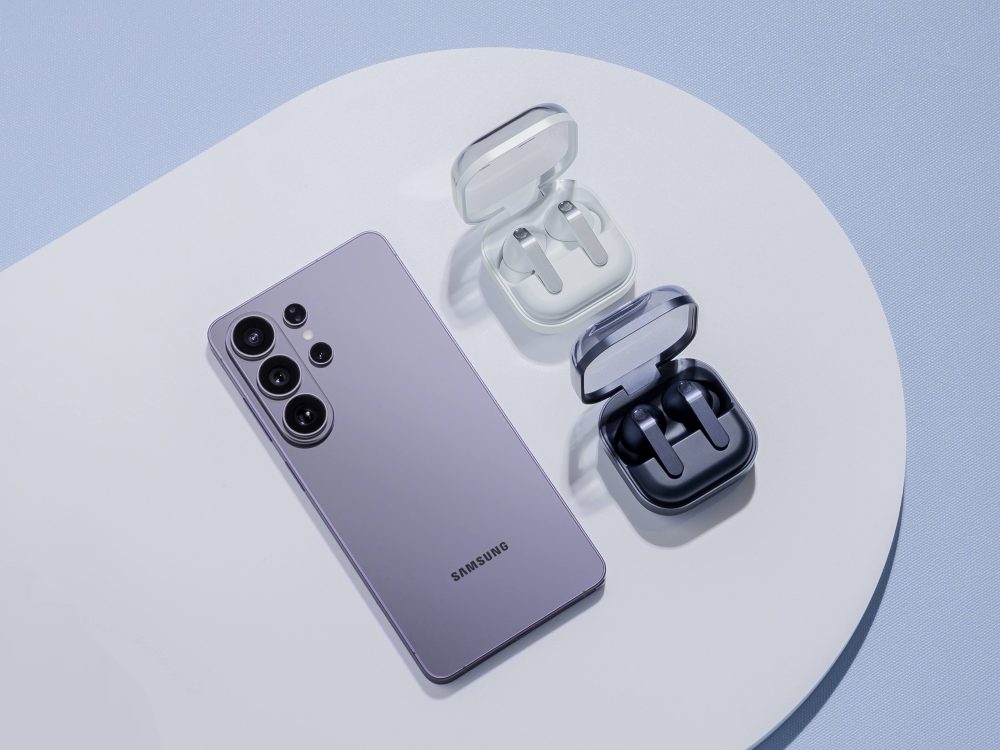 012-lifestyle-galaxy-s26ultra-cobaltviolet-buds4pro-white-galaxy-buds4-black-combo-e1776844679186