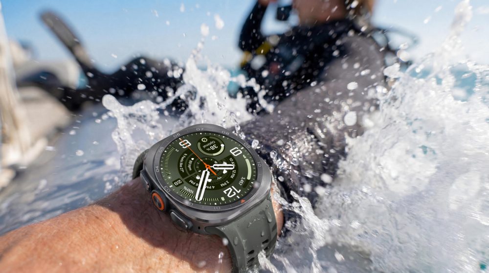 203-lifestyle-galaxy-watch-ultra2-durability-ocean-diving (1)