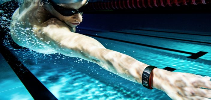 Gear-Fit2-Pro_Lifestyle_Swimming_Red_2P_RGB.jpg