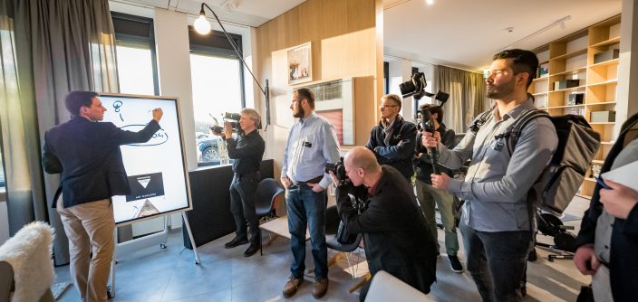 Samsung_Showroom_Opening_Guests.jpg