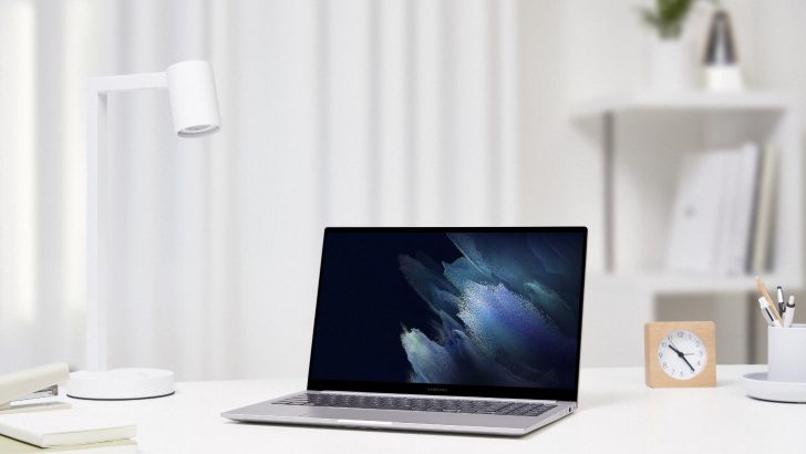 Galaxy_Book_15inch_MysticSilver_Lifestyle_210417024451.jpg