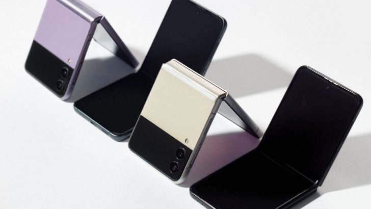 02_02-B2-Family_04_galaxyzflip3_5g_family_cream_lavender_phantomblack_green_H.jpg
