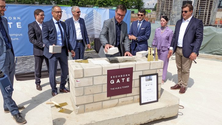 Wolfgang-Limmer-mauerte-eine-Zeitkapsel-mit-Samsung-Beitrag-ein.jpg