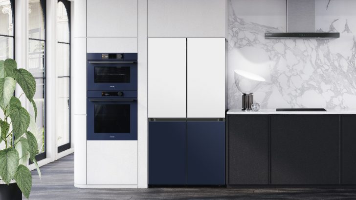 Samsung_Bespoke_Lifestyle_Image_15_Metal_Navy_RF65A96768A_Clean-White_Clean_Navy_CMYK.jpg