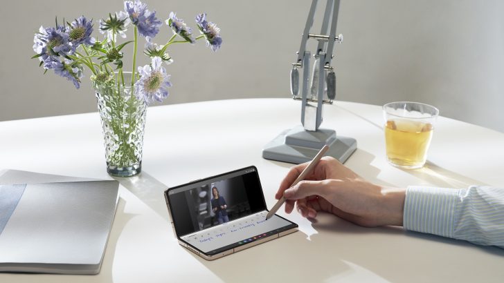 014_hands-on_galaxy_zfold4_beige_spen.jpg