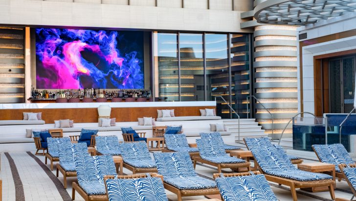 The-Wall_Atlantis-The-Royal_dl6_Outdoor-LED-Signage-in-the-pool-2.jpg