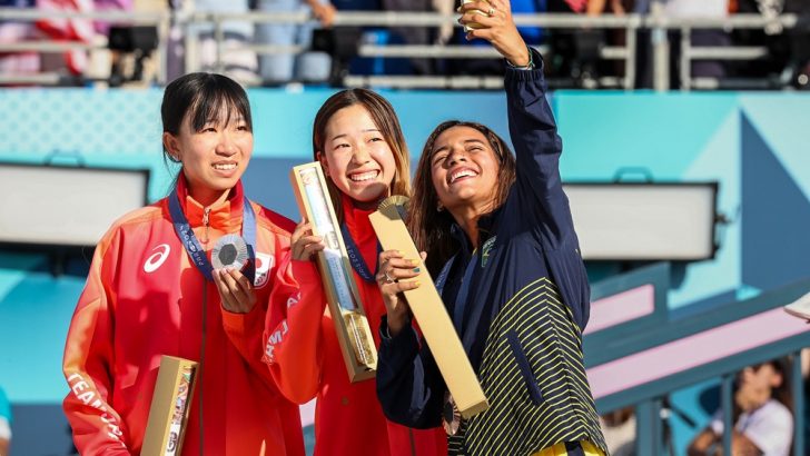 Samsung-Mobile-Galaxy-Z-Flip6-Olympic-Edition-2024-Paris-Olympics-Victory-Selfie_main1-A.jpg