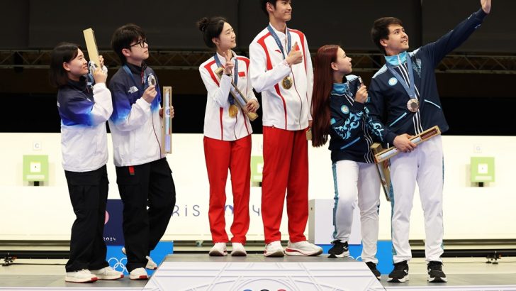 Samsung-Mobile-Galaxy-Z-Flip6-Olympic-Edition-2024-Paris-Olympics-Victory-Selfie_main1-B.jpg